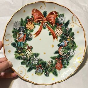Williams Sonoma Festive Holiday Wreath Plate with Red and Gold Accents 11”